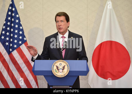 Neu vereidigten in US-Botschafter in Japan Bill Hagerty Adressen Reporter bei seiner Ankunft in Tokio, Japan, am 17. August 2017. [State Department Foto/] Botschafter Hagerty Adressen Reporter bei der Ankunft in Tokio 36629011885 o Stockfoto