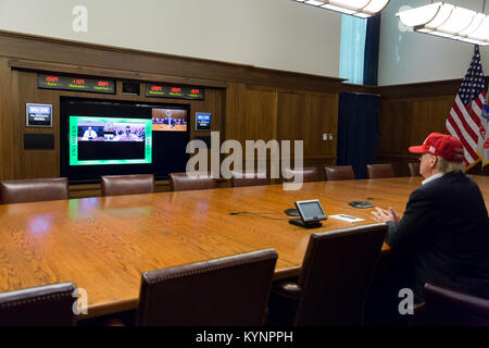 Präsident Donald J. Trumpf führt ein Video teleconference Überwachung der aktuellen tropischer Sturm Bedingungen im Südosten von Texas | August 27, 2017 (amtliche Weiße Haus Foto von Shealah Craighead) Foto des Tages 82817 36729275751 o Stockfoto