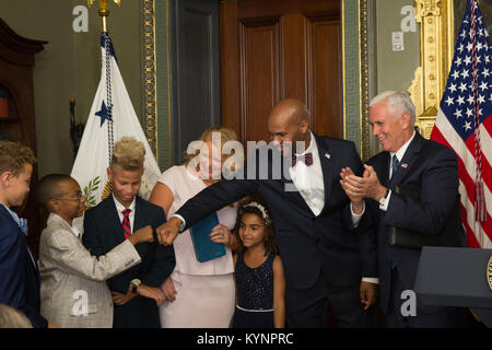 Vice President Mike Pence schwört - in Dr. Jerome Adams als US Surgeon General | September 5, 2017 (amtliche Weiße Haus Foto von Joyce N. Boghosian) Foto des Tages 9617 36876468166 o Stockfoto