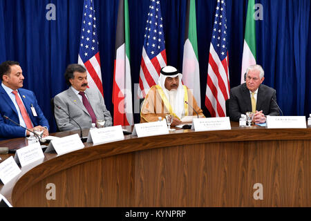 Us-Staatssekretär Rex Tillerson hört auf als Kuwaitische Außenminister Scheich Sabah Al-Khale ‎d Al-Hamad Al-Sabah Erläuterungen liefert auf dem US-Kuwait strategischen Dialog auf das US-Außenministerium in Washington, D.C. am 8. September 2017. [State Department Foto/] Kuwaitische Außenminister Scheich Sabah Al-Khale ‎d Al-Hamad Al-Sabah Liefert Erläuterungen 36961593971 o Stockfoto