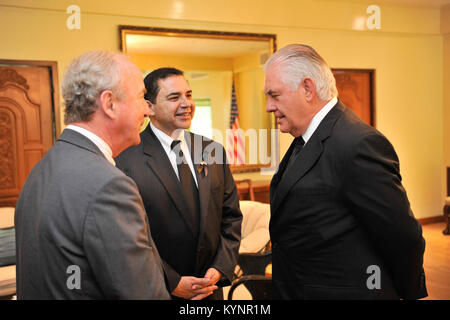 Us-Staatssekretär Rex Tillerson trifft mit US-Vertreter Rodney Frelinghuysen (R-NJ) und Henry Cuellar (D-TX) am Residenz des Botschafters in Bangkok, Thailand, am 8. August 2017. Sekretär Tillerson trifft sich mit Besuch Kongreßdelegation 36274756512 o Stockfoto