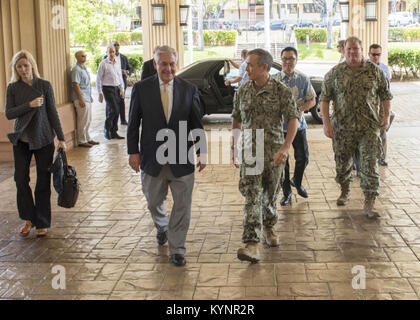 Bei seinem Besuch beim US Pacific Command engagierte sich Außenminister Rex Tillerson mit der militärischen Führung in Sicherheitsfragen in der pazifischen Region. Stockfoto