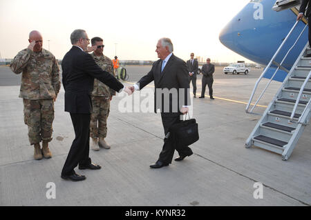 Us-Staatssekretär Rex Tillerson kehrt in Kuwait City nach dem Treffen in Doha, Katar, und ist auf dem Flughafen von US-Botschafter in Kuwait Lawrence Silverman begrüßt, am 11. Juli 2017 Sekretär Tillerson kehrt in Kuwait 35066563643 o Stockfoto