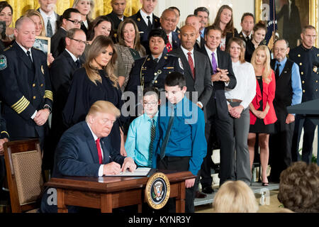 Präsident Donald J. Trumpf, von der ersten Dame Melania Trump beigetreten sind, unterzeichnet ein Memorandum der Bestellung des Präsidenten der amtierende Minister für Gesundheit und Soziales dem Opioid-Krise zu erklären, National Public Health Emergency | Oktober 26, 2017 (amtliche Weiße Haus Foto von Andrea Hanks) Foto des Tages Oktober 27, 2017 38082980642 o Stockfoto