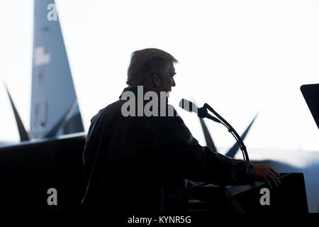 Präsident Donald J. Trumpf liefert Erläuterungen zu den Truppen an Yokota Air Base, Sonntag, 5. November 2017 in Tokio, Japan. First Lady Melania Trump besucht. (Offizielle Weiße Haus Foto von Shealah Craighead) Präsident des Trump Reise nach Asien 38156071792 o Stockfoto