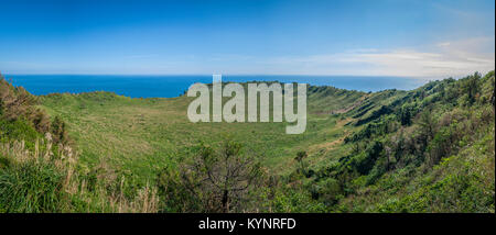 Panoramablick über die Krater des Seongsan Ilchulbong oder Sunrise Peak auf der Insel Jeju in Südkorea. Stockfoto