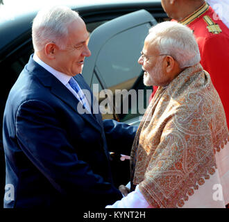 New Delhi, Indien. 15 Jan, 2018. Indische Ministerpräsident Narendra Modi (rechts) begrüßt den israelischen Premierminister Benjamin Netanjahu während der feierlichen Begrüßung der später am Indischen Präsidentenpalast in Neu Delhi am 15. Januar 2018. Partha Sarkar/Alamy Live News Credit: partha Sarkar/Alamy leben Nachrichten Stockfoto