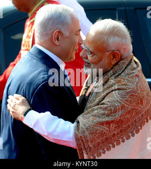 New Delhi, Indien. 15 Jan, 2018. Indische Ministerpräsident Narendra Modi (rechts) begrüßt den israelischen Premierminister Benjamin Netanjahu während der feierlichen Begrüßung der später am Indischen Präsidentenpalast in Neu Delhi am 15. Januar 2018. Partha Sarkar/Alamy Live News Credit: partha Sarkar/Alamy leben Nachrichten Stockfoto