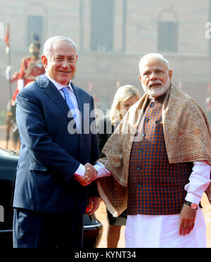 New Delhi, Indien. 15 Jan, 2018. Indische Ministerpräsident Narendra Modi (rechts) begrüßt den israelischen Premierminister Benjamin Netanjahu während der feierlichen Begrüßung der später am Indischen Präsidentenpalast in Neu Delhi am 15. Januar 2018. Partha Sarkar/Alamy Live News Credit: partha Sarkar/Alamy leben Nachrichten Stockfoto