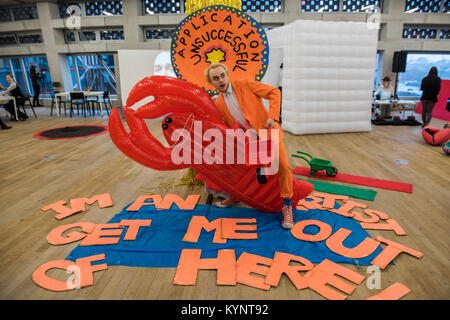 London, Großbritannien. 15 Jan, 2018. Ich bin ein Künstler, holt mich hier raus von Tom Coates - Studio Komplex in der Tate Modern: Kunst Studenten aus Central Saint Martins UAL, wie sie der Tate Modern Tate Exchange Platz auf Ebene 5 des Blavatnik Gebäude in Künstlerateliers, die Film, Skulpturen und Installationen. Die öffentlichkeit kann kostenlos in einem breiten Spektrum von praktischen Kunst Aktivität übernehmen und es wird von 12.00 bis 18.00 täglich von 15. bis 21. Januar inclusive ausführen. Credit: Guy Bell/Alamy leben Nachrichten Stockfoto