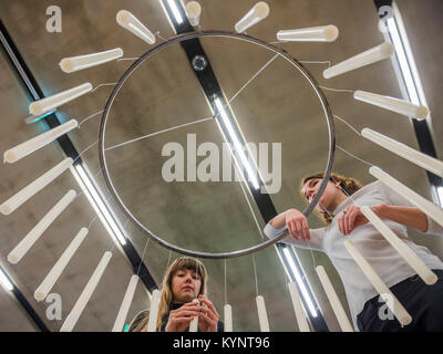 London, Großbritannien. 15 Jan, 2018. Im Bilden von Amanda Hellryd und Florenz Laprat-Studio Komplex in der Tate Modern: Kunst Studenten aus Central Saint Martins UAL, wie sie der Tate Modern Tate Exchange Platz auf Ebene 5 des Blavatnik Gebäude in Künstlerateliers, die Film, Skulpturen und Installationen. Die öffentlichkeit kann kostenlos in einem breiten Spektrum von praktischen Kunst Aktivität übernehmen und es wird von 12.00 bis 18.00 täglich von 15. bis 21. Januar inclusive ausführen. Credit: Guy Bell/Alamy leben Nachrichten Stockfoto