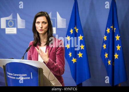 Die EU-Kommissarin für die Digitale Wirtschaft und Gesellschaft Mariya Gabriel hält eine Pressekonferenz während der ersten Sitzung der Gruppe in Brüssel, Belgien, am 15.01.2018 von Wiktor Dabkowski | Verwendung weltweit Stockfoto