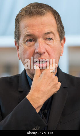 Berlin, Deutschland. 14 Nov, 2014. Das Portrait und Fashion Fotograf Mario Testino steht im Newsroom an der Welt-Gruppe in Berlin, Deutschland, 14. November 2014. Als Chefredakteur der "Zeit", Testino, hilft bei der nächsten Ausgabe der "Welt am Sonntag". Credit: LUKAS SCHULZE/dpa | Verwendung weltweit/dpa/Alamy leben Nachrichten Stockfoto