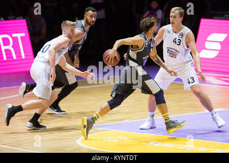 Göttingen, Deutschland. 13 Jan, 2018. Joshiko Saibou (Team Nationale/ALBA BERLIN, 2-R) spielt gegen Luke Sikma (Team International/ALBA BERLIN, L) an den Allstar Day der Basketball Bundesliga in Göttingen, Deutschland, 13. Januar 2018. Credit: Swen Pförtner/dpa/Alamy leben Nachrichten Stockfoto