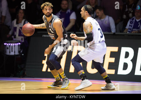 Göttingen, Deutschland. 13 Jan, 2018. Joshiko Saibou (Team Nationale/ALBA BERLIN, 2-R) spielt gegen Payton Siva (Team International/ALBA Berlin) an den Allstar Day der Basketball Bundesliga in Göttingen, Deutschland, 13. Januar 2018. Credit: Swen Pförtner/dpa/Alamy leben Nachrichten Stockfoto