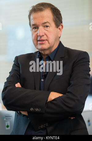 Berlin, Deutschland. 14 Nov, 2014. Das Portrait und Fashion Fotograf Mario Testino steht im Newsroom an der Welt-Gruppe in Berlin, Deutschland, 14. November 2014. Als Chefredakteur der "Zeit", Testino, hilft bei der nächsten Ausgabe der "Welt am Sonntag". Credit: LUKAS SCHULZE/dpa | Verwendung weltweit/dpa/Alamy leben Nachrichten Stockfoto