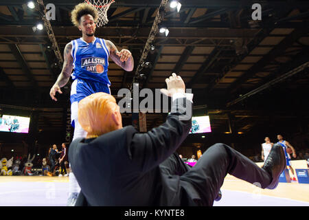 Göttingen, Deutschland. 13 Jan, 2018. Julian Gamble (Telekom Baskets Bonn) High Fives ein Mann mit einem Donald Trump Kostüm nach über ihn an den Allstar Day der Basketball Bundesliga in Göttingen, Deutschland springen, 13. Januar 2018. Credit: Swen Pförtner/dpa/Alamy leben Nachrichten Stockfoto