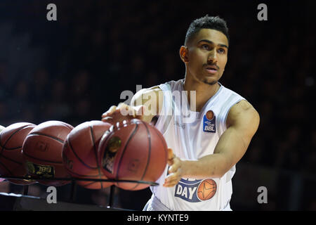 Göttingen, Deutschland. 13 Jan, 2018. Die Gewinner der drei Punkt contest Maodo Lo (Brose Bamberg) schießt für den Korb an den Allstar Day der Basketball Bundesliga in Göttingen, Deutschland, 13. Januar 2018. Credit: Swen Pförtner/dpa/Alamy leben Nachrichten Stockfoto