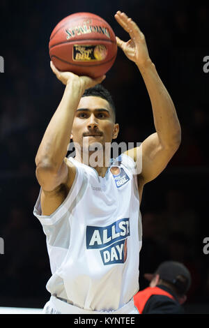 Göttingen, Deutschland. 13 Jan, 2018. Die Gewinner der drei Punkt contest Maodo Lo (Brose Bamberg) schießt für den Korb an den Allstar Day der Basketball Bundesliga in Göttingen, Deutschland, 13. Januar 2018. Credit: Swen Pförtner/dpa/Alamy leben Nachrichten Stockfoto