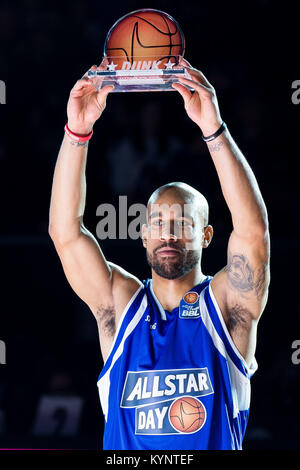 Göttingen, Deutschland. 13 Jan, 2018. Jamar Abrams (Gießen 46ers) hält die Trophäe für den Dunking Contest beim Allstar Day der Basketball Bundesliga in Göttingen, Deutschland, 13. Januar 2018. Credit: Swen Pförtner/dpa/Alamy leben Nachrichten Stockfoto