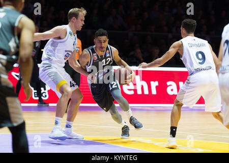 Göttingen, Deutschland. 13 Jan, 2018. Maodo Lo (Team Nationale/Brose Bamberg, C) spielt gegen Luke Sikma (Team International/ALBA BERLIN, L) und Jared Cunningham (Team International/FC Bayern München) an den Allstar Day der Basketball Bundesliga in Göttingen, Deutschland, 13. Januar 2018. Credit: Swen Pförtner/dpa/Alamy leben Nachrichten Stockfoto