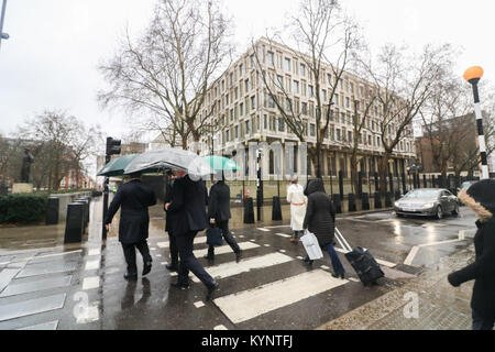 London, Großbritannien. 15 Jan, 2018. Der Londoner Botschaft der Vereinigten Staaten bereitet zu schließen, wie es die neuen Räumlichkeiten in neun Elms Vauxhall verlagert. Die Amerikanische diplomatische Mission hat in Grosvenor Square Mayfair seit 1960 und durch die Finnische amerikanischen Architekten Eero Saarinen Credit ausgelegt: Amer ghazzal/Alamy Leben Nachrichten basieren. Stockfoto