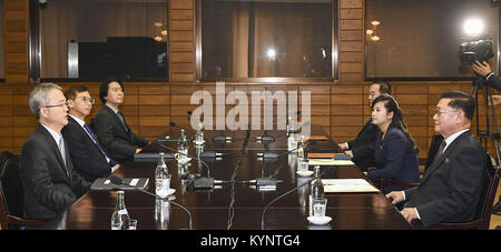 Tongilgak, Europa, Deutschland, Baden-Württemberg, Nordkorea. 15 Jan, 2018. Jan 15, 2018 - Tongilgak,Korea-In dieses Bild ist Koreanische Vereinheitlichung-ministerium Handout Fotos. Der Leiter des Südkoreanischen delegation Lee Woo-sung, der zweite von links, und dem Leiter der Nordkoreanischen delegation Kwon Haken Bong, zweiter von rechts, sorgen mit ihrer Delegation während ihrer Sitzung am Waffenstillstand Dorf Panmungak in Paju, Nordkorea. Credit: Vereinheitlichung Ministerium/ZUMA Draht/Alamy leben Nachrichten Stockfoto