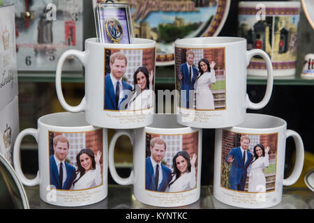 Windsor, Großbritannien. 15 Jan, 2018. Becher und andere Erinnerungsstücke mit Bildern von Prinz Harry und Meghan Markle haben begonnen In- und Souvenirgeschäfte rund um Windsor vor der königlichen Hochzeit in St. George's Kapelle, Schloss Windsor, das im Mai erscheinen. Credit: Mark Kerrison/Alamy leben Nachrichten Stockfoto