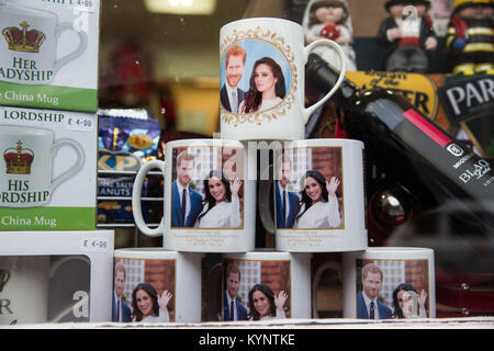 Windsor, Großbritannien. 15 Jan, 2018. Becher und andere Erinnerungsstücke mit Bildern von Prinz Harry und Meghan Markle haben begonnen In- und Souvenirgeschäfte rund um Windsor vor der königlichen Hochzeit in St. George's Kapelle, Schloss Windsor, das im Mai erscheinen. Credit: Mark Kerrison/Alamy leben Nachrichten Stockfoto