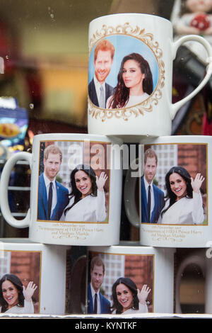 Windsor, Großbritannien. 15 Jan, 2018. Becher und andere Erinnerungsstücke mit Bildern von Prinz Harry und Meghan Markle haben begonnen In- und Souvenirgeschäfte rund um Windsor vor der königlichen Hochzeit in St. George's Kapelle, Schloss Windsor, das im Mai erscheinen. Credit: Mark Kerrison/Alamy leben Nachrichten Stockfoto