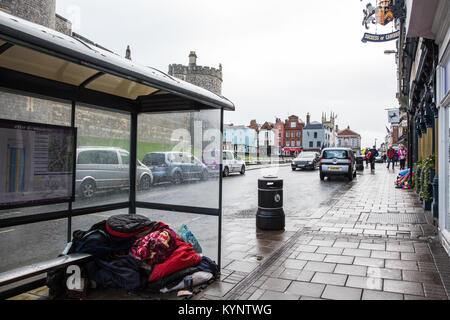 Windsor, Großbritannien. 15 Jan, 2018. Obdachlose schlafen unter einer Bushaltestelle und in der Straße gegenüber von Schloss Windsor bei feuchter Witterung. Credit: Mark Kerrison/Alamy leben Nachrichten Stockfoto