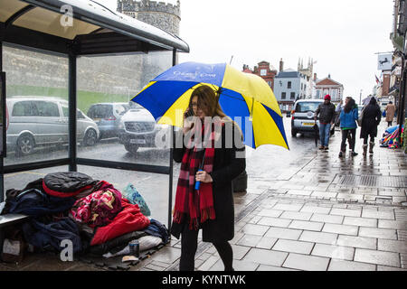 Windsor, Großbritannien. 15 Jan, 2018. Eine obdachlose Person schläft unter einer Bushaltestelle gegenüber von Schloss Windsor bei feuchter Witterung. Credit: Mark Kerrison/Alamy leben Nachrichten Stockfoto