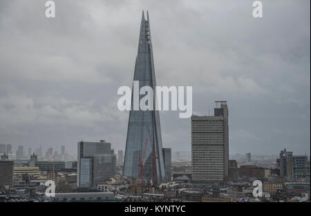 London, Großbritannien. 15. Januar, 2018. Iconic London bauten auf die Skyline der Stadt unter dem grauen Himmel als schwerer Regen fegt über den Südosten. Credit: Malcolm Park/Alamy Leben Nachrichten. Stockfoto