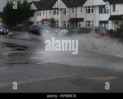 London, Großbritannien. 15 Jan, 2018. Heavy Rain in Schwärzen, Kent, Überschwemmungen eine Hauptstraße. Credit: RM Presse/Alamy leben Nachrichten Stockfoto