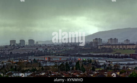 Glasgow, Schottland, Großbritannien, 15. Januar.de Wetter: Dunkel und stürmisch mit Regen und Schneeregen om die Stadt als polar Sturm aus dem Westen kommt in Drumchapel über clydebank und die kilpatrick hills Glasgow. Kredit Gerard Fähre / alamy Nachrichten Stockfoto