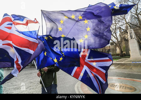 London, Großbritannien. 15. Januar 2018. Pro-europäische Aktivisten protestieren weiter gegen Brexit außerhalb des Parlaments als neue Analyse Bericht schlägt eine harte Brexit kosten wird die schottische Wirtschaft £ 16 Mrd. pro Jahr verursacht Schottischen houselhold Einkommen sinken, wenn die britische Regierung wieder auf den Regeln der Welthandelsorganisation zu fallen Stockfoto