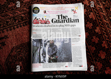 London, England, UK, Montag, 15. Januar 2018 britische Medien. Die Zeitung The Guardian Heute startet eine kleinere, vereinfachte tabloid Format der Zeitung mit einem neuen Logo und Schrift mit dem Titel "Guardian Schlagzeile" gedruckt. Auch mit den neuen Print Edition ist eine neu gestaltete Website für mobile, App und desktop Leser. Credit: Kathy deWitt/Alamy leben Nachrichten Stockfoto