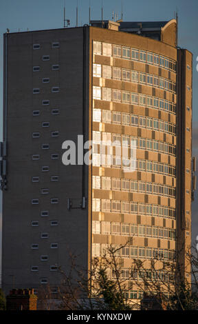 London, Großbritannien. 15 Jan, 2018. London Borough von Merton's 1960er Stil Hochhaus Civic Center Gebäude fängt Sonnenlicht am Abend nach einem Tag Regen und grauen Himmel. Credit: Malcolm Park/Alamy Leben Nachrichten. Stockfoto