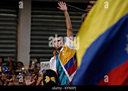 April 4, 2013 - Maracay, Aragua, Venezuela - März 04, 2013. Henrique Capriles (c), besuchen Sie die Stadt Maracay, Aragua, als Teil der Wahlkampagne zu den Präsidentschaftswahlen in Venezuela. Foto: Juan Carlos Hernandez (Credit Bild: © Juan Carlos Hernandez über ZUMA Draht) Stockfoto