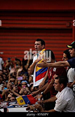 April 4, 2013 - Maracay, Aragua, Venezuela - März 04, 2013. Henrique Capriles (c), besuchen Sie die Stadt Maracay, Aragua, als Teil der Wahlkampagne zu den Präsidentschaftswahlen in Venezuela. Foto: Juan Carlos Hernandez (Credit Bild: © Juan Carlos Hernandez über ZUMA Draht) Stockfoto