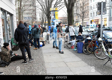 Mehrere hundert Menschen Camp vor einem Schuhgeschäft, das Adidas Sneaker mit integriertem BVG (Berliner Verkehrsbetriebe) Jahreskarte in Berlin, Deutschland, 15. Januar 2018 zu verkaufen. Die adidas Schuh wird in einer limitierten Auflage von 500 Paar Schuhen freigegeben werden. Die Sneakers haben das gleiche Muster wie die Sitze der Berliner U-Bahn. Die Schuhe sind als gültige Tickets in allen Berliner U-Bahnen, Busse, Straßenbahnen und Fähren bis Ende 2018 berücksichtigt. Der Schuh ist auf 180 Euro kosten und wird in zwei Läden am Dienstag veröffentlicht werden. Foto: Maurizio Gambarini/dpa Stockfoto