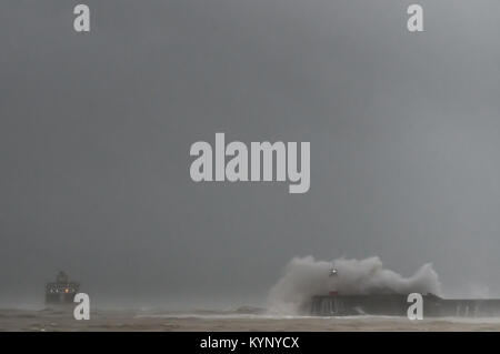 Newhaven, East Sussex, Großbritannien. Januar 2018. Starker Westwind, der die Wellen entlang der Südküste mit starken Regenschauern aufschlägt. Stockfoto