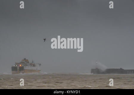 Newhaven, East Sussex, Großbritannien. Januar 2018. Starker Westwind, der die Wellen entlang der Südküste mit starken Regenschauern aufschlägt. Stockfoto