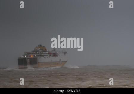 Newhaven, East Sussex, Großbritannien. Januar 2018. Starker Westwind, der die Wellen entlang der Südküste mit starken Regenschauern aufschlägt. Stockfoto