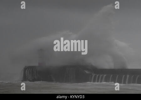 Newhaven, East Sussex, Großbritannien. Januar 2018. Starker Westwind, der die Wellen entlang der Südküste mit starken Regenschauern aufschlägt. Stockfoto