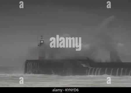 Newhaven, East Sussex, Großbritannien. Januar 2018. Starker Westwind, der die Wellen entlang der Südküste mit starken Regenschauern aufschlägt. Stockfoto