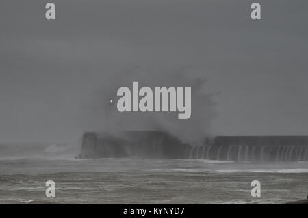 Newhaven, East Sussex, Großbritannien. Januar 2018. Starker Westwind, der die Wellen entlang der Südküste mit starken Regenschauern aufschlägt. Stockfoto