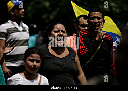 Caracas, Distrito Capital, Venezuela. 15 Apr, 2013. April 16, 2013. Anhänger von Henrique Capriles, fahren Sie mit den Protesten für die negativen Wahlergebnis, wo Nicolas Maduro war der Sieger. In der Innenstadt von Caracas, der Hauptstadt Venezuelas. Foto: Juan Carlos Hernandez Credit: Juan Carlos Hernandez/ZUMA Draht/Alamy leben Nachrichten Stockfoto