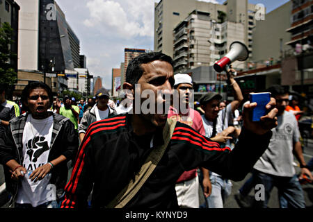 Caracas, Distrito Capital, Venezuela. 15 Apr, 2013. April 16, 2013. Anhänger von Henrique Capriles, fahren Sie mit den Protesten für die negativen Wahlergebnis, wo Nicolas Maduro war der Sieger. In der Innenstadt von Caracas, der Hauptstadt Venezuelas. Foto: Juan Carlos Hernandez Credit: Juan Carlos Hernandez/ZUMA Draht/Alamy leben Nachrichten Stockfoto