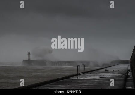 Newhaven, East Sussex, Großbritannien. Januar 2018. Starker Westwind, der die Wellen entlang der Südküste mit starken Regenschauern aufschlägt. Stockfoto